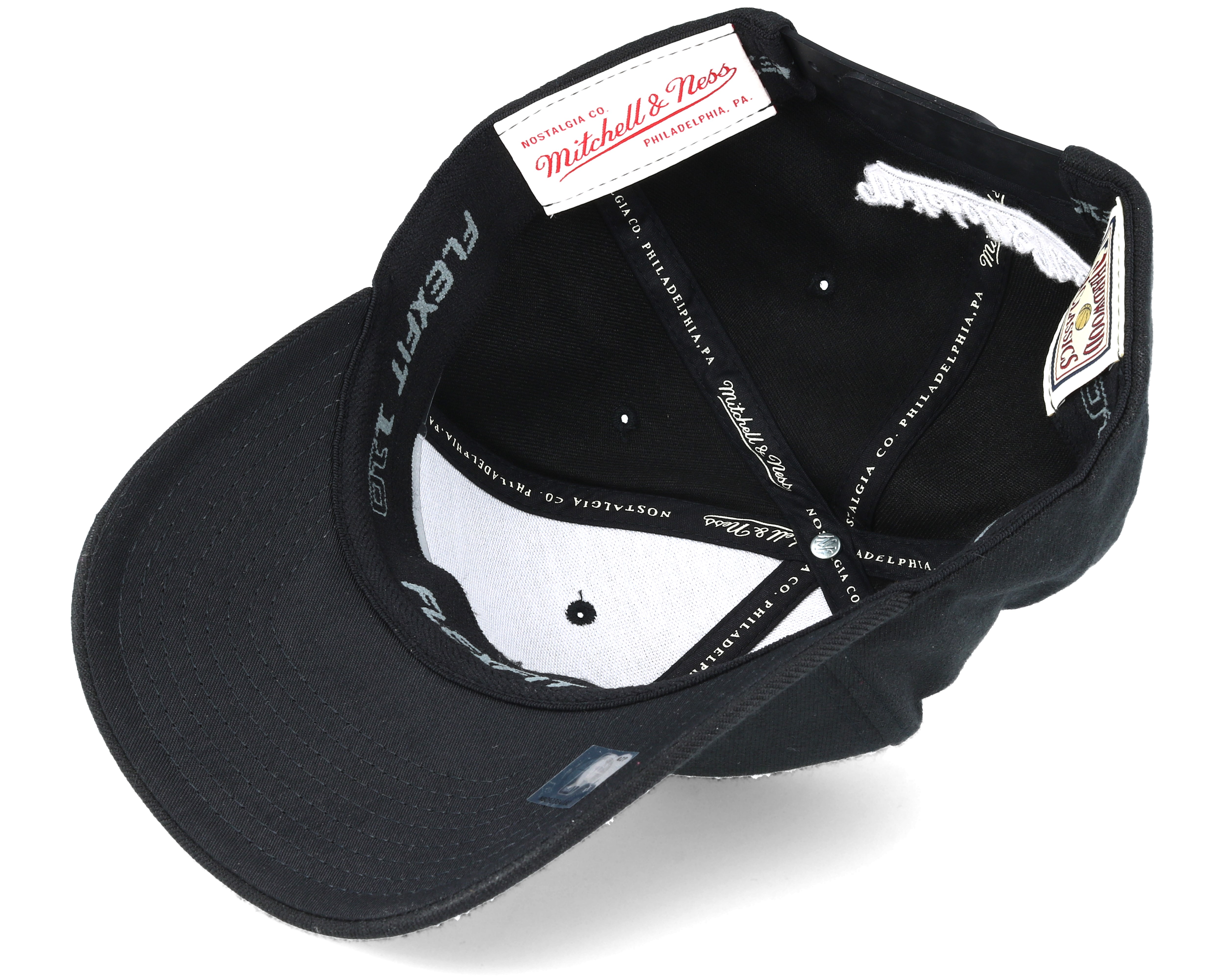 Vancouver Grizzlies Flexfit 110 Black Adjustable - Mitchell & Ness caps - Hatstoreworld.com